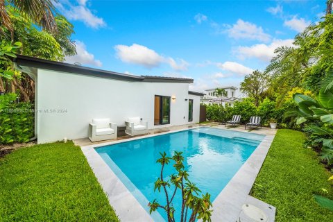 House in Miami Beach, Florida 4 bedrooms, 257.34 sq.m. № 1385942 - photo 6