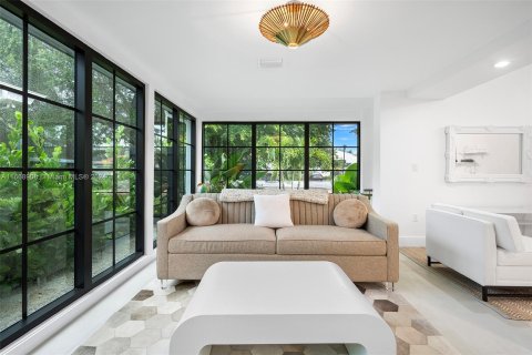 House in Miami Beach, Florida 4 bedrooms, 257.34 sq.m. № 1385942 - photo 16