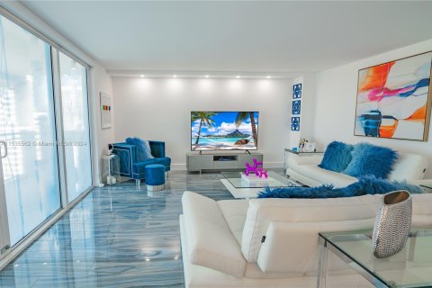 Condominio en venta en Hallandale Beach, Florida, 2 dormitorios, 121.89 m2 № 1019379 - foto 2