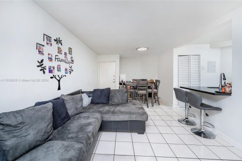 Townhouse in Miami, Florida 2 bedrooms, 74.32 sq.m. № 1019382 - photo 11