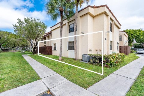 Townhouse in Miami, Florida 2 bedrooms, 74.32 sq.m. № 1019382 - photo 1