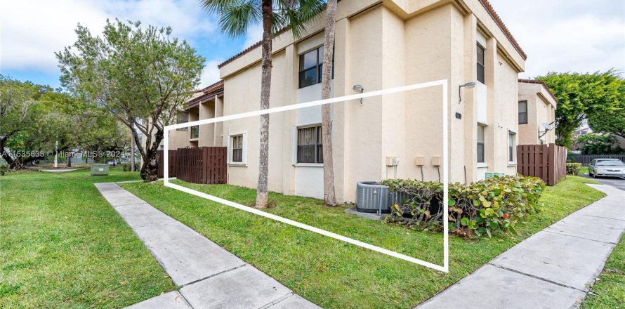 Townhouse in Miami, Florida 2 bedrooms, 74.32 sq.m. № 1019382