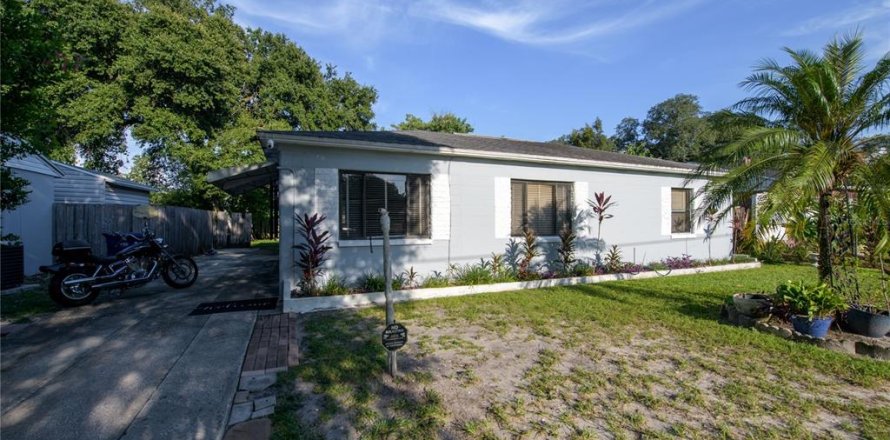 House in Tampa, Florida 3 bedrooms, 137.87 sq.m. № 1374535