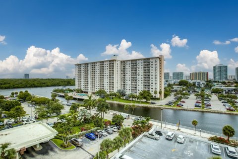 Condo in Sunny Isles Beach, Florida, 1 bedroom  № 1070422 - photo 25