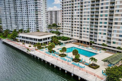 Condo in Sunny Isles Beach, Florida, 1 bedroom  № 1070422 - photo 10