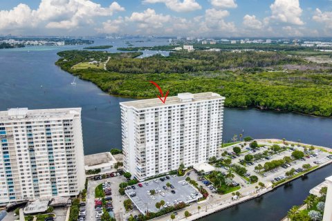 Condo in Sunny Isles Beach, Florida, 1 bedroom  № 1070422 - photo 1