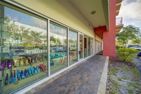 Commercial property in Hialeah, Florida № 1099656 - photo 21