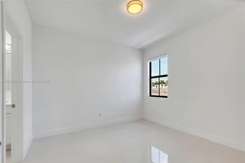 Casa en venta en Miami, Florida, 5 dormitorios, 264.03 m2 № 1397362 - foto 12