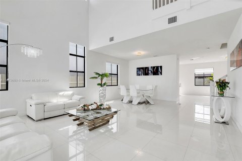 Villa ou maison à vendre à Miami, Floride: 5 chambres, 264.03 m2 № 1397362 - photo 3