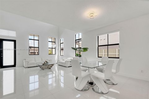 Casa en venta en Miami, Florida, 5 dormitorios, 264.03 m2 № 1397362 - foto 4