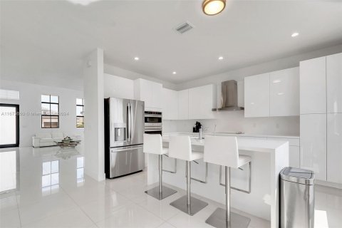 Casa en venta en Miami, Florida, 5 dormitorios, 264.03 m2 № 1397362 - foto 6