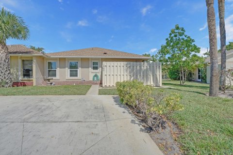 Villa ou maison à vendre à Boynton Beach, Floride: 2 chambres, 113.15 m2 № 1397365 - photo 1