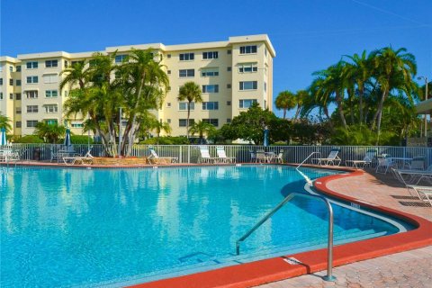 Condo in Saint Petersburg, Florida, 2 rooms  № 1411564 - photo 5