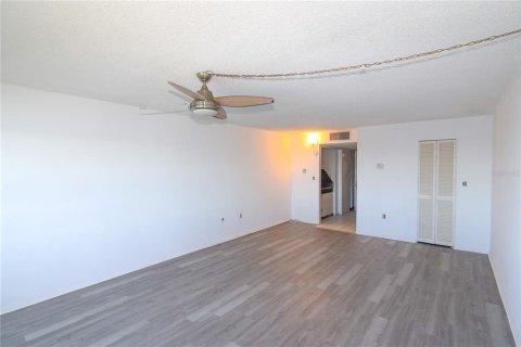 Condo in Saint Petersburg, Florida, 2 rooms  № 1411564 - photo 4