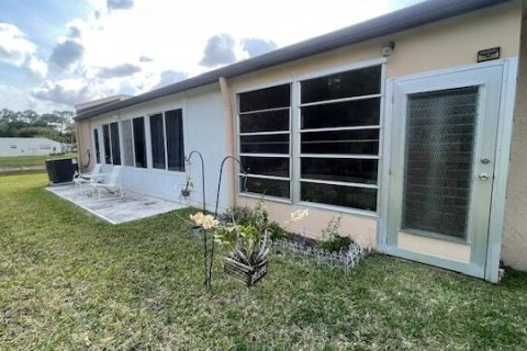 House in West Palm Beach, Florida 2 bedrooms, 102.01 sq.m. № 1040570 - photo 12