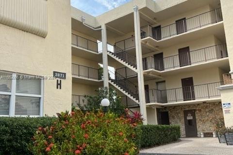 Copropriété à vendre à Lauderdale Lakes, Floride: 1 chambre, 69.49 m2 № 1072342 - photo 1