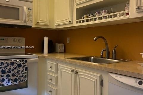 Condo in Lauderdale Lakes, Florida, 1 bedroom  № 1072342 - photo 5