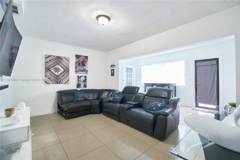 Casa en venta en Miami Gardens, Florida, 4 dormitorios, 146.79 m2 № 1170477 - foto 5