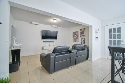 Casa en venta en Miami Gardens, Florida, 4 dormitorios, 146.79 m2 № 1170477 - foto 6