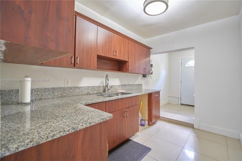 Casa en venta en Miami Gardens, Florida, 4 dormitorios, 146.79 m2 № 1170477 - foto 9