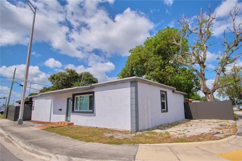 Casa en venta en Miami Gardens, Florida, 4 dormitorios, 146.79 m2 № 1170477 - foto 4