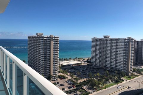 Condo in Hallandale Beach, Florida, 2 bedrooms  № 1047265 - photo 18