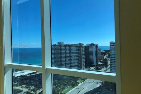 Condominio en venta en Hallandale Beach, Florida, 2 dormitorios, 123.56 m2 № 1047265 - foto 11