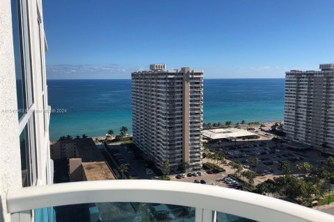 Copropriété à vendre à Hallandale Beach, Floride: 2 chambres, 123.56 m2 № 1047265 - photo 1