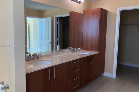 Condo in Hallandale Beach, Florida, 2 bedrooms  № 1047265 - photo 16