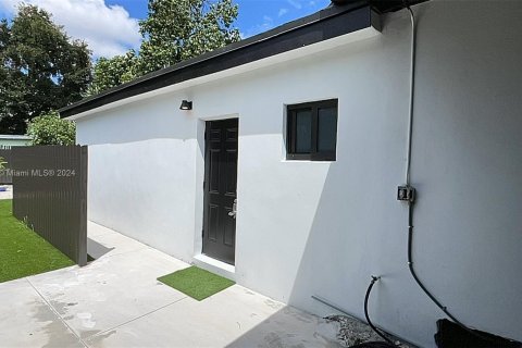 Casa en alquiler en Miami, Florida, 2 dormitorios, 79.15 m2 № 1356716 - foto 1