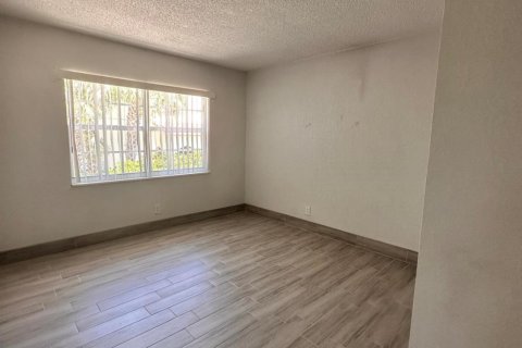 Immobilier commercial à louer à West Palm Beach, Floride: 1 chambre, 260.87 m2 № 1071212 - photo 8