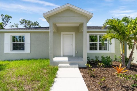 House in Port Charlotte, Florida 3 bedrooms, 149.85 sq.m. № 1247488 - photo 3