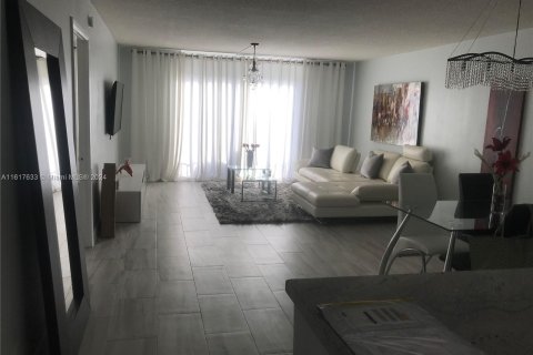 Condo in Hallandale Beach, Florida, 1 bedroom  № 1241606 - photo 3