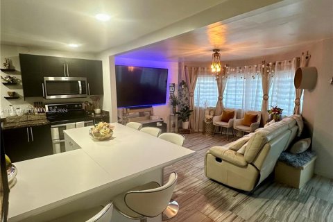 Villa ou maison à vendre à North Miami Beach, Floride: 3 chambres, 117.43 m2 № 1042925 - photo 4