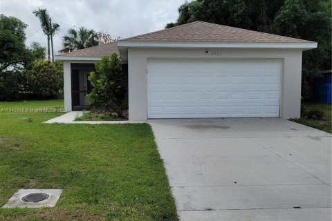 House in Fort Myers, Florida 3 bedrooms № 1042850 - photo 1