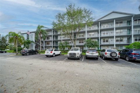 Condo in Pembroke Pines, Florida, 1 bedroom  № 1075675 - photo 1