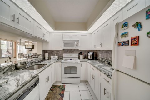 Copropriété à vendre à Pembroke Pines, Floride: 1 chambre, 97.18 m2 № 1075675 - photo 24