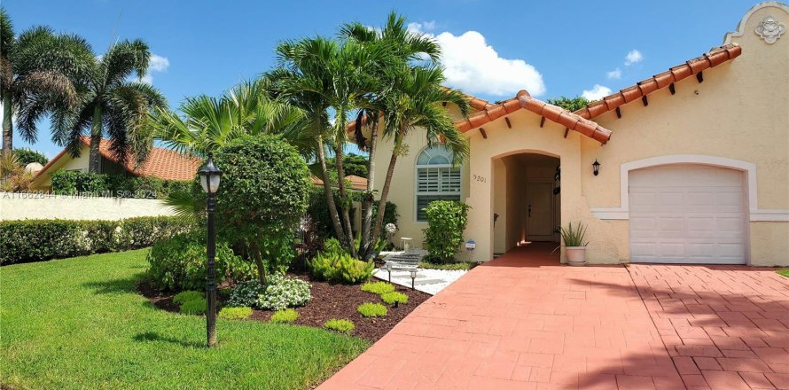 House in Delray Beach, Florida 2 bedrooms, 134.52 sq.m. № 1375021