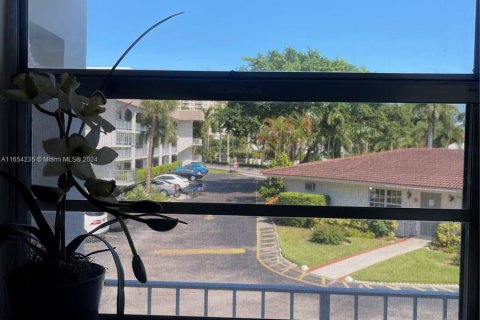 Condo in Hallandale Beach, Florida, 1 bedroom  № 1375019 - photo 10