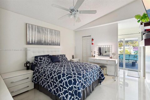 House in North Lauderdale, Florida 4 bedrooms, 127.28 sq.m. № 1227170 - photo 25