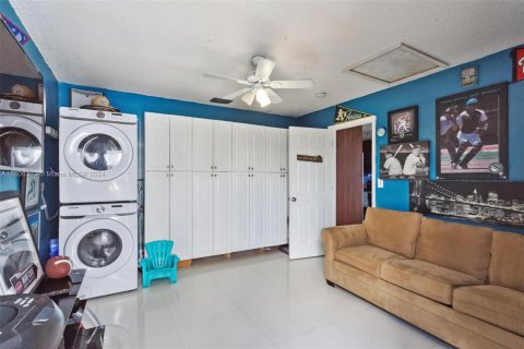 House in North Lauderdale, Florida 4 bedrooms, 127.28 sq.m. № 1227170 - photo 18