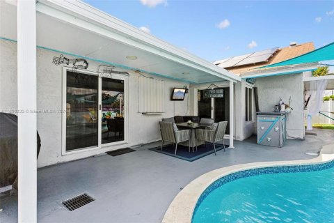 House in North Lauderdale, Florida 4 bedrooms, 127.28 sq.m. № 1227170 - photo 11