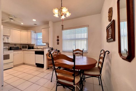 Condo in West Palm Beach, Florida, 2 bedrooms  № 1037951 - photo 18