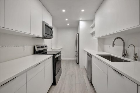 Condominio en venta en Hollywood, Florida, 1 dormitorio, 78.41 m2 № 1402890 - foto 1