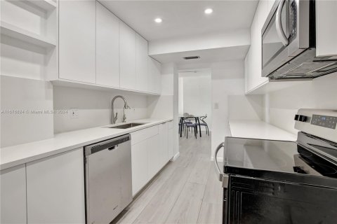 Condominio en venta en Hollywood, Florida, 1 dormitorio, 78.41 m2 № 1402890 - foto 2