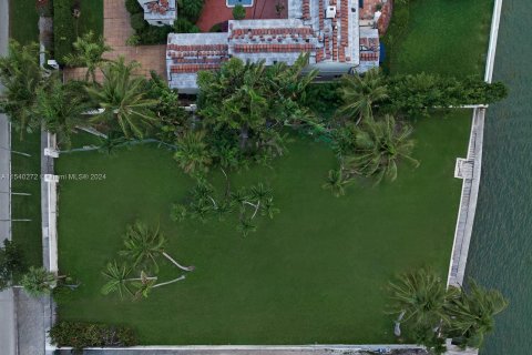 House in Miami Beach, Florida 7 bedrooms, 812.06 sq.m. № 1035362 - photo 11