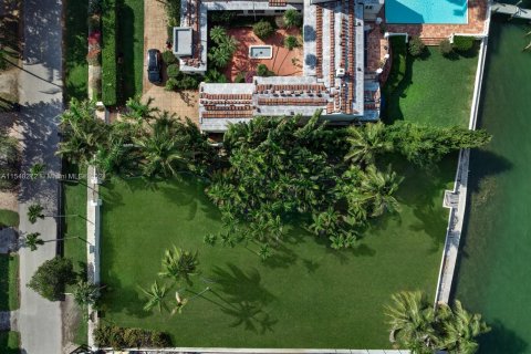 House in Miami Beach, Florida 7 bedrooms, 812.06 sq.m. № 1035362 - photo 10
