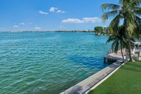 Купить виллу или дом в Майами-Бич, Флорида 7 спален, 812.06м2, № 1035362 - фото 12