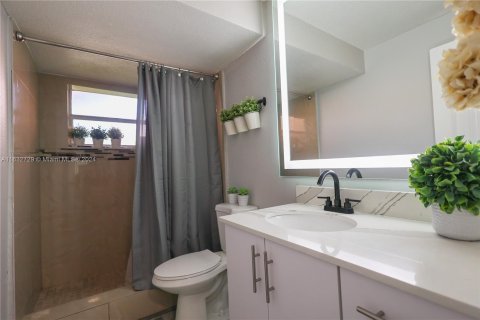 Condo in Sunrise, Florida, 1 bedroom  № 1293645 - photo 14