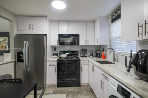 Condo in Sunrise, Florida, 1 bedroom  № 1293645 - photo 1